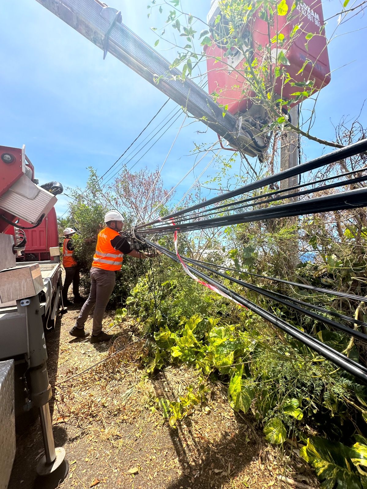 Le r�seau mobile Orange r�tabli � La R�union quasiment partout, des Airbox pour les clients d�connect�s du r�seau fixe, et des renforts appel�s pour acc�l�rer le r�tablissement de la totalit� des clients du r�seau fixe